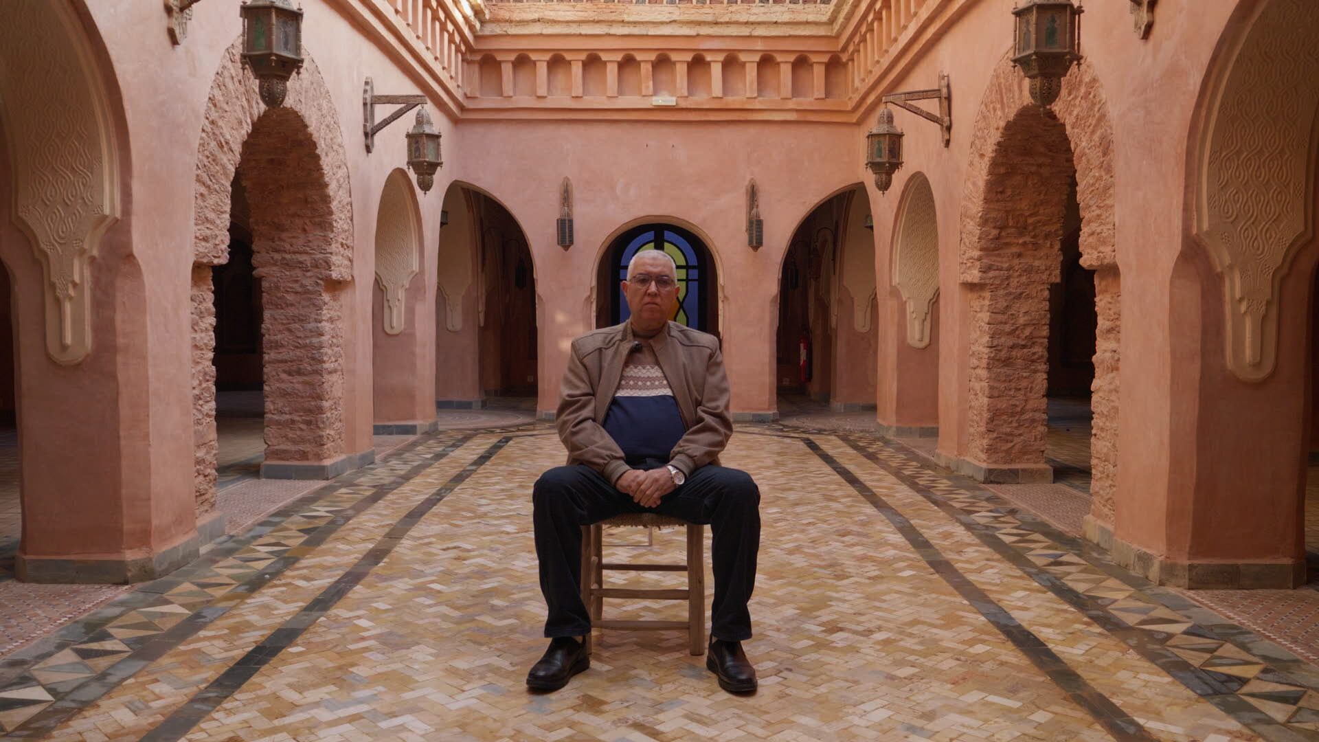 Interview in a Moroccan riad courtyard — El Guayota
